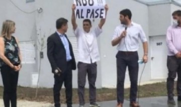 El incómodo momento que vivió Axel Kicillof durante un acto en Ayacucho