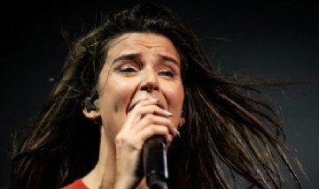 Nathy Peluso deslumbró con un show excéntrico y poderoso en el Movistar Arena