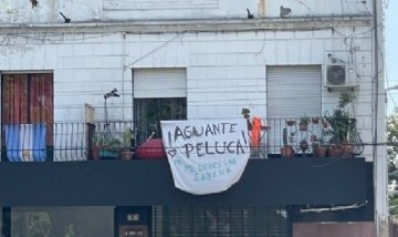 Colgaron una sábana pintada para apoyar a Javier Milei y el presidente electo los retribuyó con una sorpresa