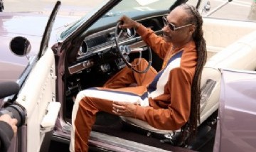 El reconocido rapero, Snoop Dogg, co-creó zapatillas urbanas para lucir en el street style