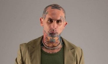 Solidario: El cantante de Ke Personajes donó un camión de juguetes por el Día de las Infancias