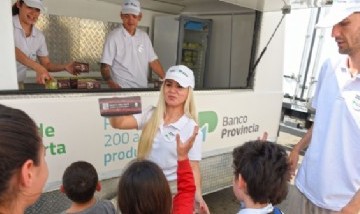 Banco Provincia: comenzaron los festejos en el territorio bonaerense con el recorrido de la torta del bicentenario