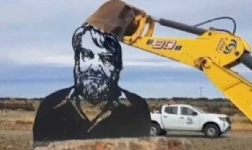 Despidieron de Vialidad Nacional a los responsables de destruir el monumento de Osvaldo Bayer