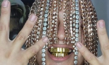 Dan Sur, el rapero mexicano que se implantó cadenas de oro en el cuero cabelludo