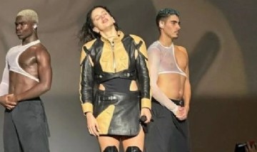 Golpean a Rosalía en la cara con un ramo de flores durante su concierto en San Diego