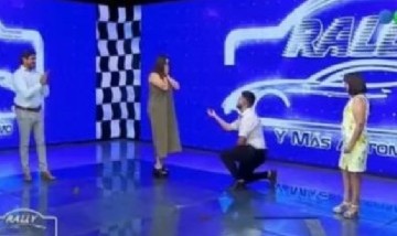 Un conductor cordobés le pidió casamiento a su novia durante su programa