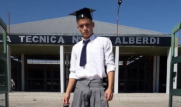 Director de una escuela quiso echar a un alumno de su acto de egresados por usar pollera