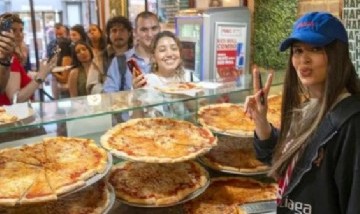 Nathy Peluso sorprende a sus fans repartiendo pizza en Nueva York: las imágenes
