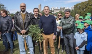 En la previa de sus shows en Rosario, Abel Pintos plantó árboles en Rosario
