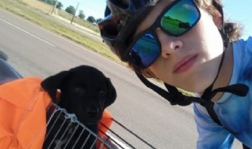 Viral: un joven causa furor al recorrer 95 km para ver a su novia y llevarle su nuevo perrito