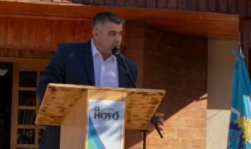 César Salamín asumió como intendente de El Hoyo y estallaron los memes en las redes