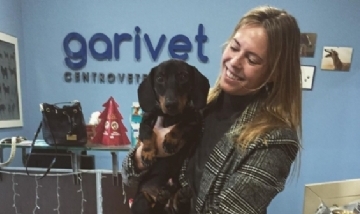 Morante y Mercedes yendo al veterinario en Sevilla, España.