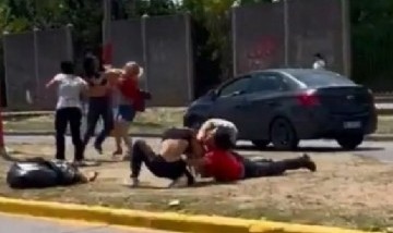 Madres y alumnas protagonizaron una feroz pelea a la salida de un colegio en La Plata