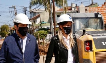 Malena Galmarini y Fernando Moreira recorrieron una obra cloacal en San Martín que beneficiará a 10 mil vecinos y vecinas