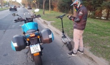 Detuvieron a un hombre por viajar en un monopatín eléctrico a 100 km por hora en la Panamericana
