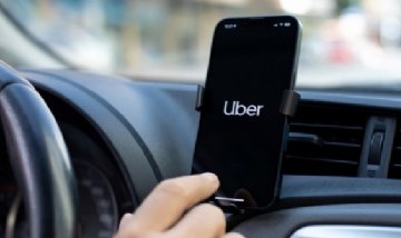 Un conductor de Uber sumó un "kiosco a bordo" y se volvió viral por su idea