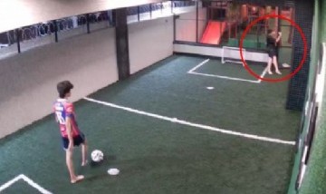 Un joven recibió una descarga eléctrica en una cancha y su amigo lo salvó tirándolo de las piernas