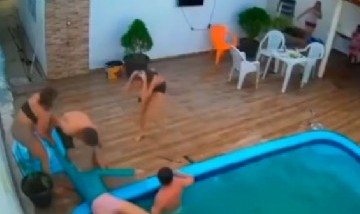 Imágenes impactantes: una joven de 13 años casi muere al quedar atrapada en el filtro de una pileta por el pelo