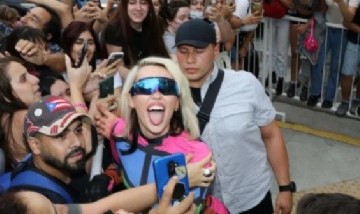 Lollapalooza: Miley Cyrus llegó al país y se acercó a saludar a sus fanáticos en el aeropuerto