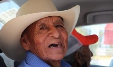 Una familia "adoptó" a hombre de 108 años que vivía en la calle