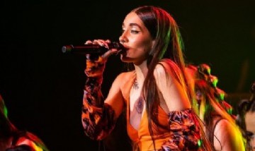 Video: María Becerra le cumplió un sueño a un fanático en pleno show