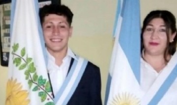 Madre e hijo terminaron el secundario y fueron abanderados