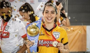 Video: Jugadoras de futsal se enteran de la muerte de una compañera en pleno partido