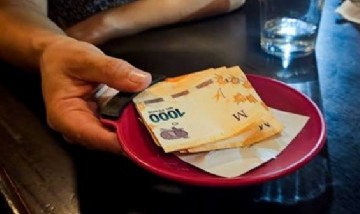 Pagó 80.000 de pesos de cena, le pidió 8.000 de propina y ella decidió no volver a verlo
