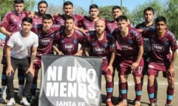 Repudian a un equipo de fútbol masculino que salió a la cancha con un cartel de "Ni uno menos"
