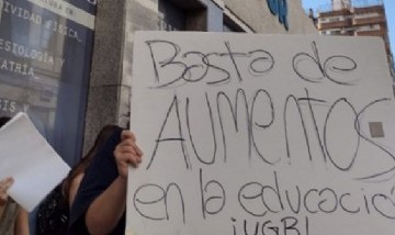 Padres de una escuela de Funes se manifestaron en contra ante el desmedido aumento de la cuota escolar