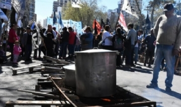 Realizan un "polentazo" en el obelisco porteño
