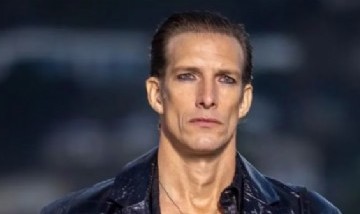Iván de Pineda anunció que será anfitrión en un desfile de Versace y se volvió viral