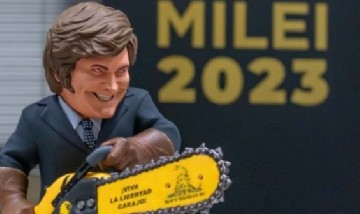 Venden muñecos de Javier Milei con una motosierra y su precio se encareció luego de las PASO