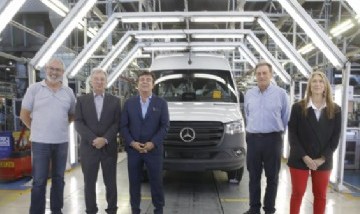 Fernando Espinoza dijo que "el país va a salir adelante con más educación y trabajo" tras visitar una planta en La Matanza