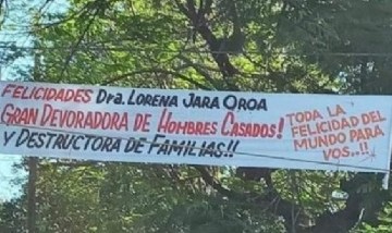Una veterinaria fue acusada de "robamaridos" y usó el pasacalle de adorno en una mesa
