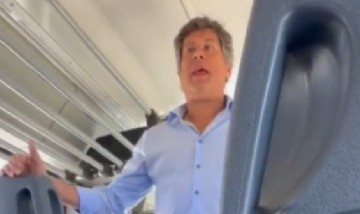 El intendente de Funes se subió a colectivos para pedir que voten por Massa