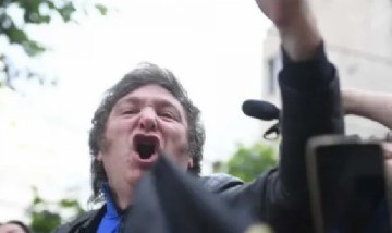 La violencia avanza: ahora Javier Milei agredió a un periodista en Rosario