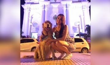 Tonny y su dueña peseando por Medellín.