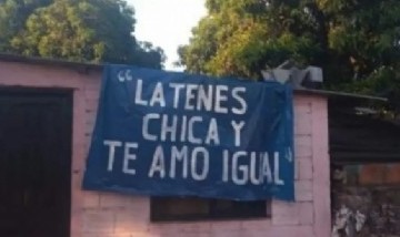 Por San Valentín le colgó un romántico cartel a su amor pero el mensaje se hizo viral
