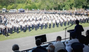 Axel Kicillof fue abucheado durante un acto policial en la Escuela Juan Vucetich