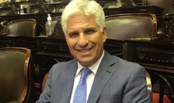 En la gestión de Claudio Poggi otra funcionaria recibió una vivienda social y crecen las críticas por los beneficios