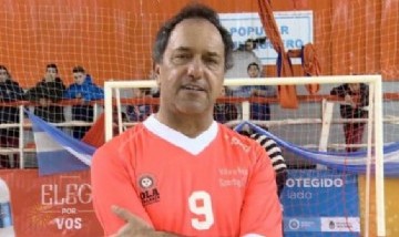 "Un juez le cobró una mano": la llamativa cumbia que lanza a Scioli como candidato