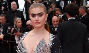 Sophia Hadjipanteli, la modelo que promueve la uniceja, sorpendió en la alfombra roja de Cannes