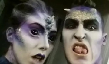 La increíble historia del hombre dragón: se puso cuernos, escamas en los brazos y se tiñó la lengua de púrpura