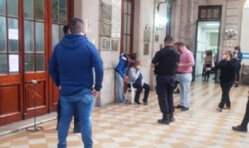 Una mujer tomó de rehén a una empleada municipal de Rojas porque el intendente no atiende a la gente