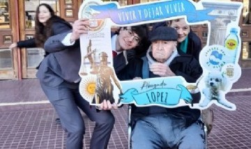 Se recibió de abogado y antes de festejar fue a abrazar a sus abuelos que lo esperaban en la universidad