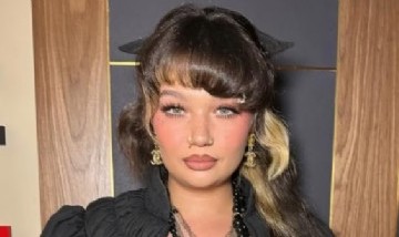 Lola Young se bajó del Lollapalooza y anunció su retiro temporal de la música tras desmayarse en vivo