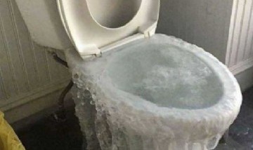 TikTok: por la ola polar, se congeló el inodoro de su casa y se volvió viral