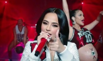 A pocos días de ser mamá, Natti Natasha la rompió en el show de Jimmy Fallon junto a Becky G