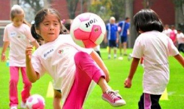 Fútbol femenino en las escuelas: AFA firmó un convenio con el ministerio de Educación